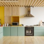cocina moderna con suelo de madera