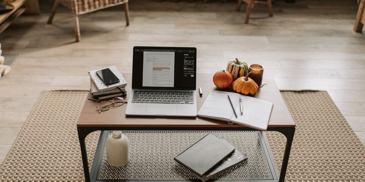 estancia con suelo de madera