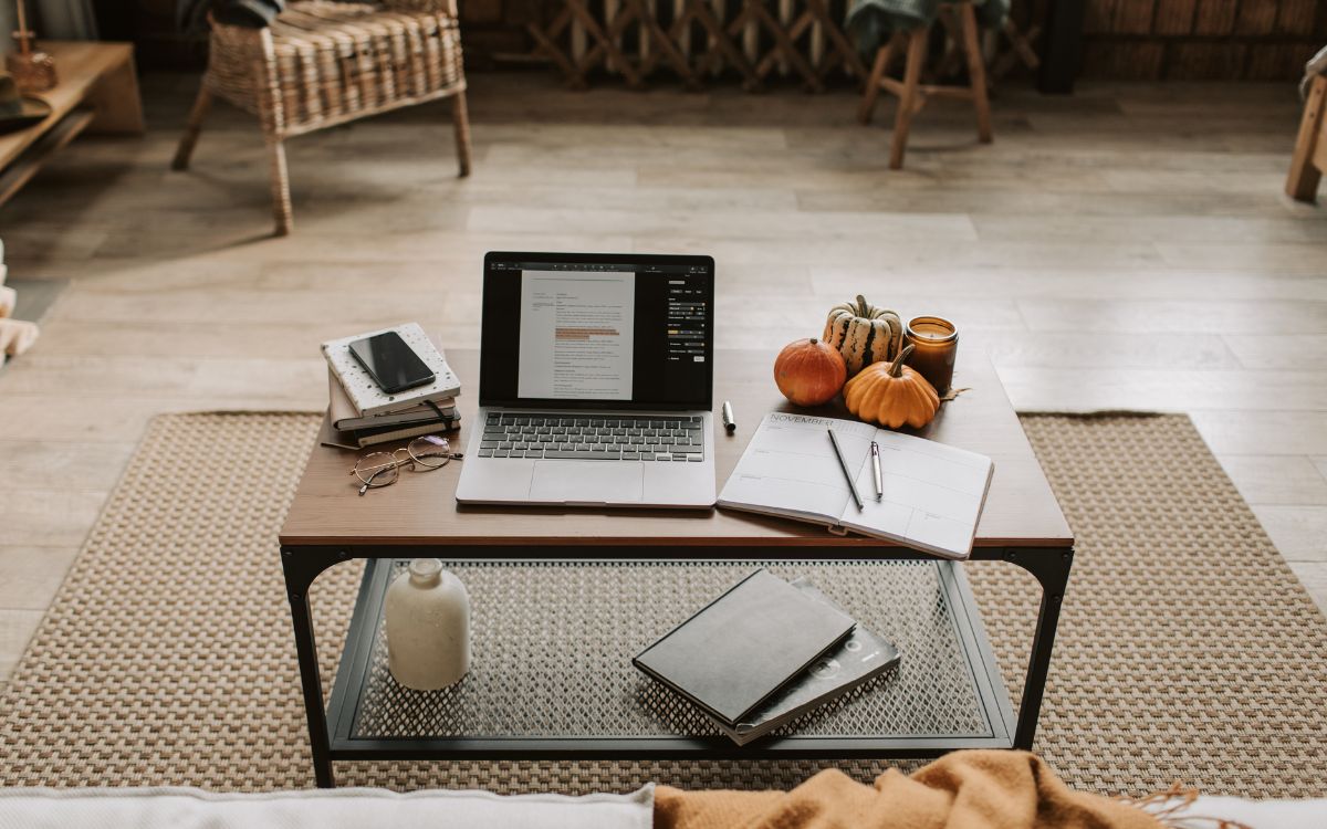 estancia con suelo de madera