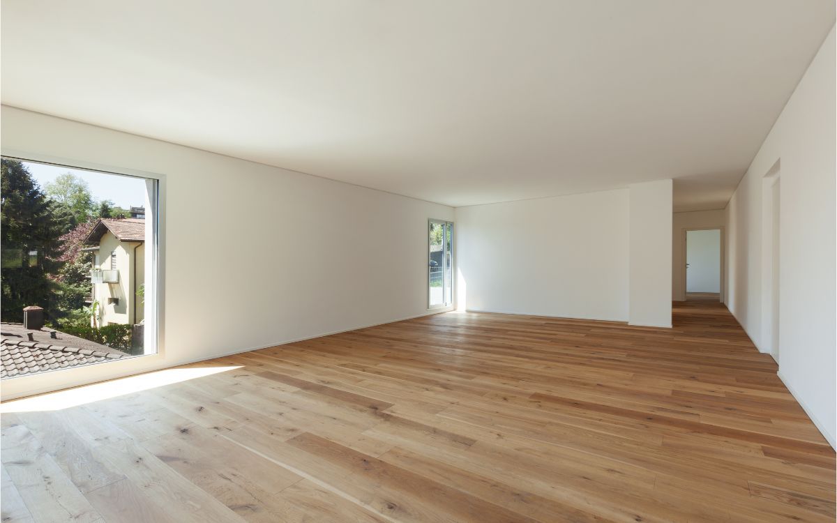habitación con suelo de madera